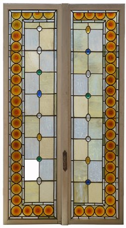 Finestra a doppio battente con vetrate a vetri dipinti in policromia e legati...