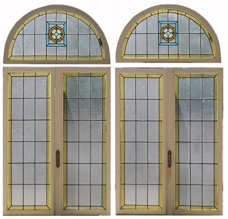 Coppia di finestre a doppio battente con lunette con vetrate a vetri dipinti...