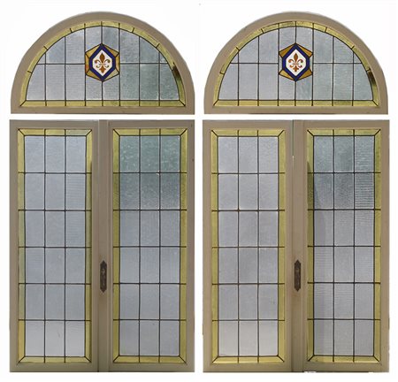 Coppia di finestre a doppio battente con lunette con vetrate a vetri dipinti...
