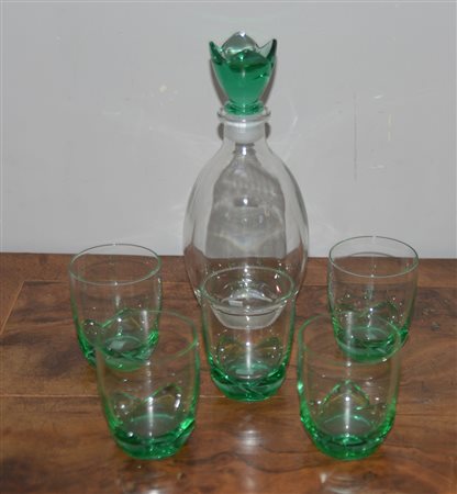 Servizio da tavola in vetro incolore e verde decorato a fiori stilizzati,...