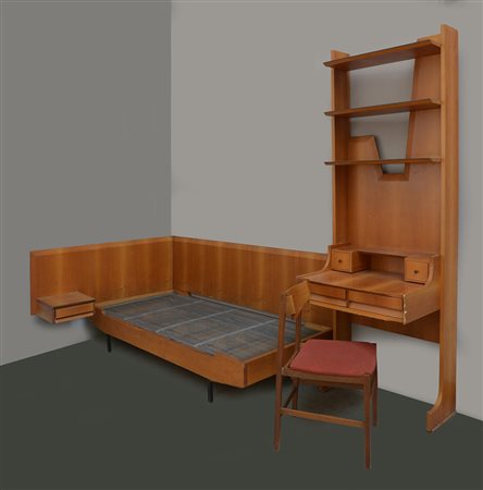 Lotto composto da uno scrittoio a cassetti e tre ripiani portalibri con sedia...