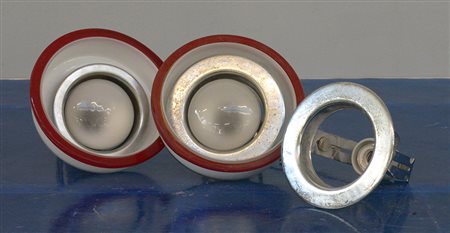 Lotto composto da tre lampade a sospensione in vetro lattimo con bordo in...