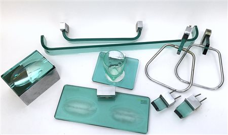 Set da bagno in metallo e vetro verde composto da una mensola porta saponi,...