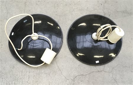 Coppia di lampade a sospensione in metallo laccato bianco e nero. (d cm 30)...
