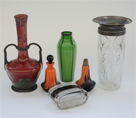 Manifatture diverseLotto composto da un vasetto molato, un porta sapone, un...