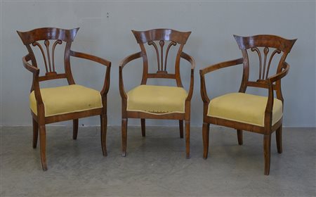 Gruppo di tre poltrone con schienale a giorno sagomato, braccioli curvi e...