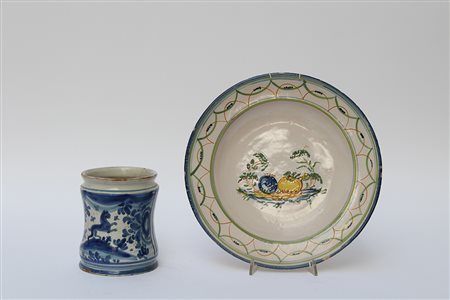 Lotto composto da un piatto in maiolica del secolo XIX e un vaso smaltato nei...