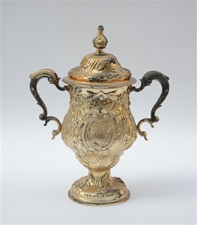 Coppa biansata con coperchio in metallo dorato decorata a motivi floreali (h...