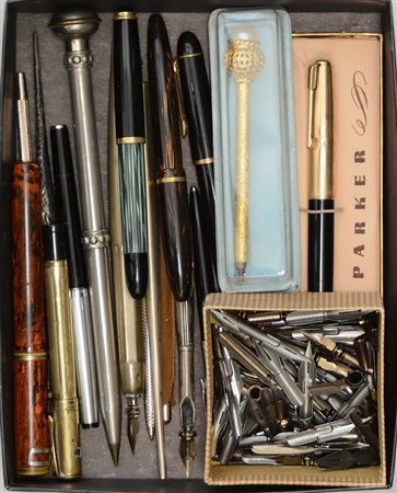 Lotto composto da numerose penne stilografiche e non, di cui una placcata in...