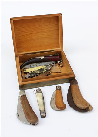 Lotto composto da una scatola in legno e sette coltelli serramanico (difetti)