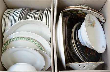 Manifatture diverse.Lotto composto da numerosi piatti, vassoi e ciotole in...