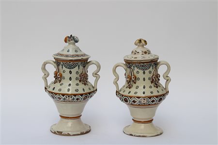 Coppia di vasi biansati in terracotta smaltata a fondo bianco, decorata in...