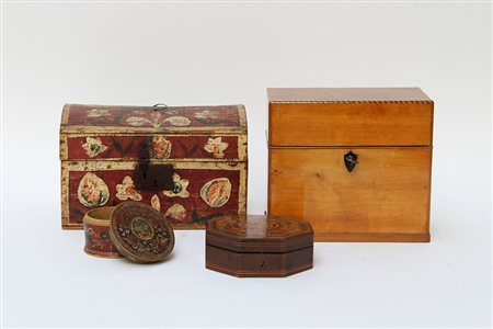 Lotto composto da quattro scatole in legno di epoca e materiali diversi...