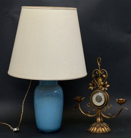 Lotto composto da una lampada da tavolo in vetro azzurro e un orologio con...
