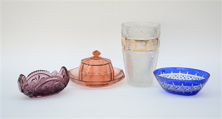 Lotto composto da due vaschette, un vaso portafiori ed un portavivande in...