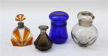 Lotto composto da due contenitori da toilette e due bottigliette portaprofumo...