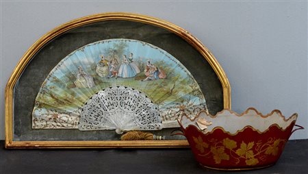 Lotto composto da un cachepot in tolle paint ed un ventaglio con pagine...