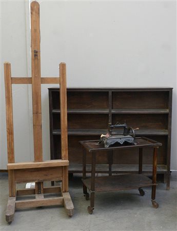 Lotto composto da una librerietta a giorno, un carrello portavivande, un...