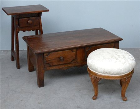 Lotto composto da un tavolino da salotto a due cassetti, un panchetto con...