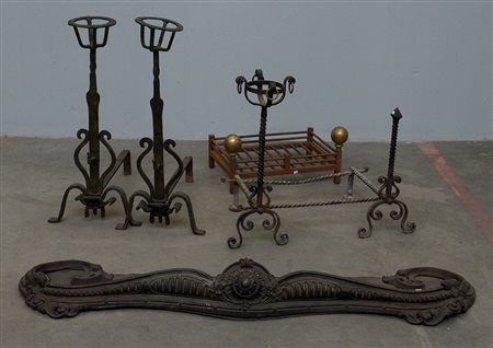 Lotto composto da tre coppie di alari ed una base, in ferro battuto, metallo...