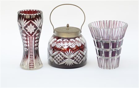 Lotto composto da due vasi e un portaghiaccio in cristallo molato incolore e...