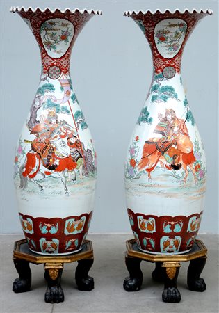Coppia di grandi vasi in porcellana policroma decorata con figure di Samurai...