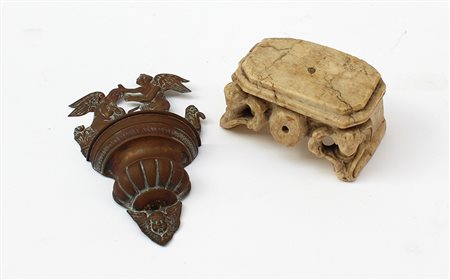 Lotto composto da un'antica base ed un'acquasantiera in rame sbalzato del...