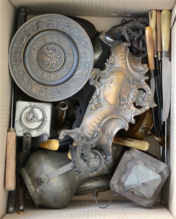 Lotto composto da numerosi oggetti e alcuni coltelli in metalli vari. Un...