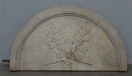 Altorilievo a mezza luna in marmo scolpito al centro a rametti con frutta (cm...