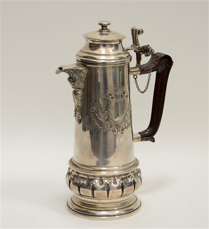 Caffettiera in argento sbalzato decorata con stemma araldico inciso con...