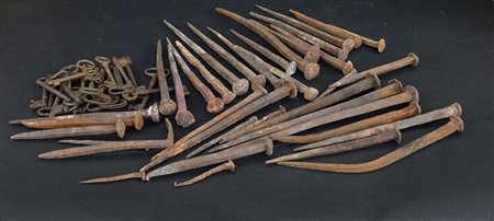 Lotto composto da numerosi chiodi antichi e alcune chiavi (difetti)