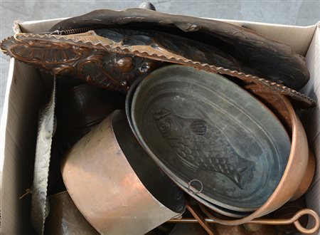 Cartone contenente numerosi oggetti tra cui pentole, forme da budino, posate...