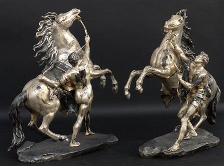 Coppia di sculture in metallo argentato e brinuti raffiguranti cavalle con...