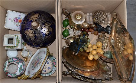 Lotto di due cartoni contenenti numerosi oggetti di materiali e usi...