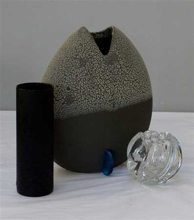 Lotto di tre vasi di manifatture e materiali differenti (h max cm 35) (difetti)