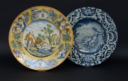 Lotto composto da un piatto in maiolica a bordo sagomato decorato in...