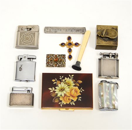 Lotto composto da quattro accendini, un portasigerette un sigillo, due spille...