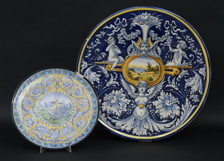 Lotto composto da un piatto in maiolica decorato in mocromia a raffaellesche...