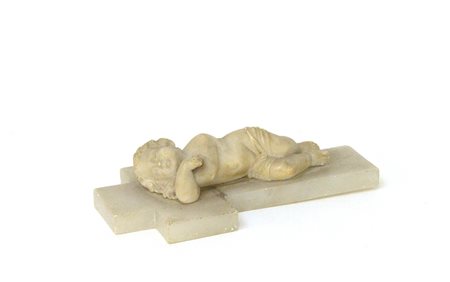 Gruppo in alabastro raffigurante Gesù bambino dormiente sulla croce (l cm...