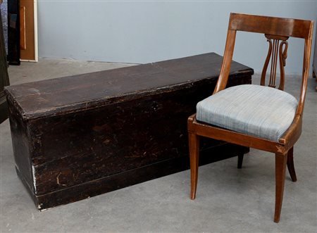 Lotto composto da una cassapanca in legno dolce e una sedia con schinale...