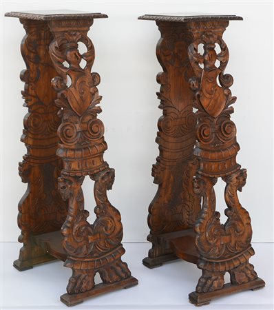 Coppia di basi portavaso in legno con montante frontale scolpito a stemmi,...