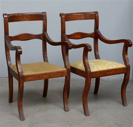 Coppia di poltrone con schinale a cartelle e fascia intarsiata a motivi...