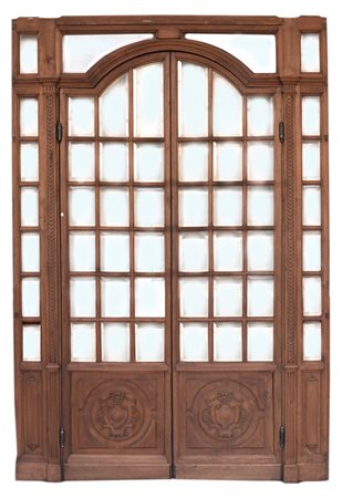 Porta a due battenti con stipite, ante a vetri, parte inferiore intagliata...