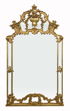 Caminiera in legno intagliato e dorato a motivi vegetali, volute e vaso con...