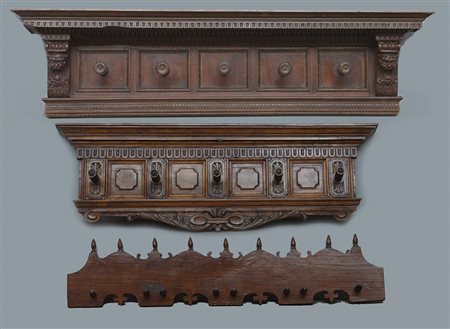 Lotto composto da tre appendiabiti da parete in legno intagliato (difetti)