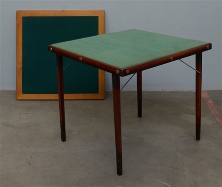 Tavolino da gioco con gambe pieghevoli unito ad un piano rivestito in panno...