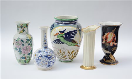 Manifatture diverse Lotto composto da quattro vasi in ceramica policroma....
