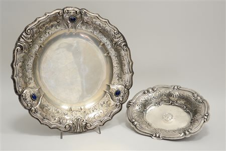 Lotto composto da due centrotavola in argento sbalzato e inciso a motivi...