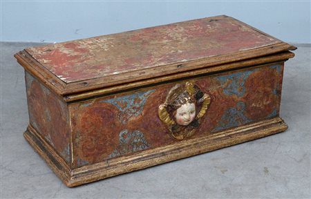 Antico forziere in legno dorato e laccato in policromia a fiori e motivi...