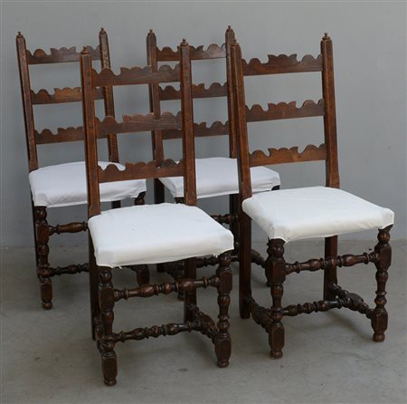 Quattro sedie a rocchetto con schienale decorato da fasce sagomate, secolo...
